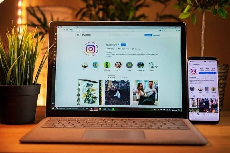 Instagram auf dem mobilen Bildschirm und Laptop
