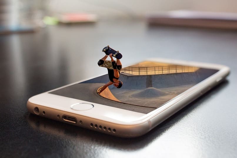 Person, die auf einem Handy trainiert