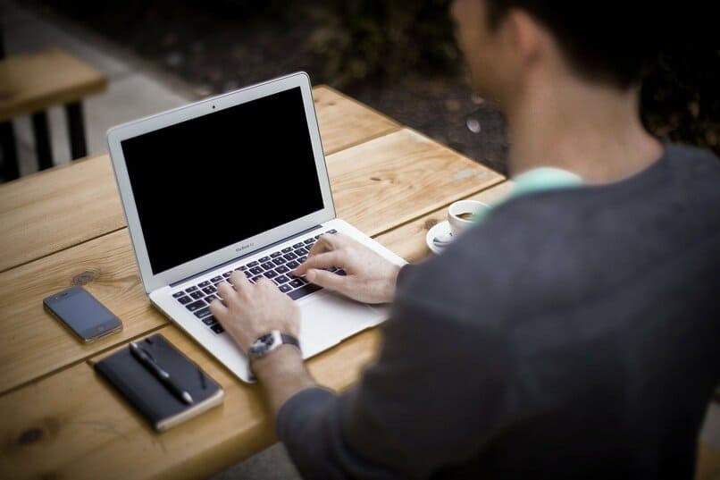 Junge tippt auf Laptop