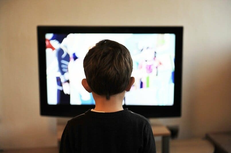 Junge fernsehen